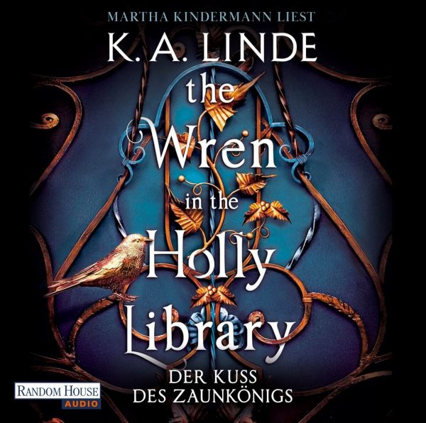 Cover des Hörbuchs The Wren in the Holly Library von K. A. Linde. Vor dunkelblauem Hintergrund ranken sich goldene, ornamentale Zweige. Links sitzt ein kleiner Zaunkönig. Der Titel steht in großen goldenen Serifenschriftzügen zentral im Bild, darunter der deutsche Untertitel Der Kuss des Zaunkönigs