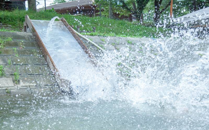 川の上の滑り台