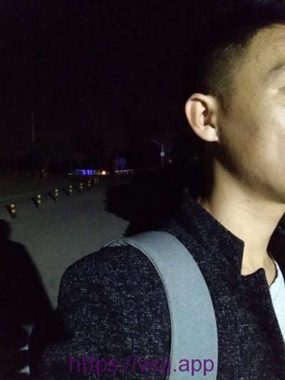 沉重的行囊在黑夜中的前方